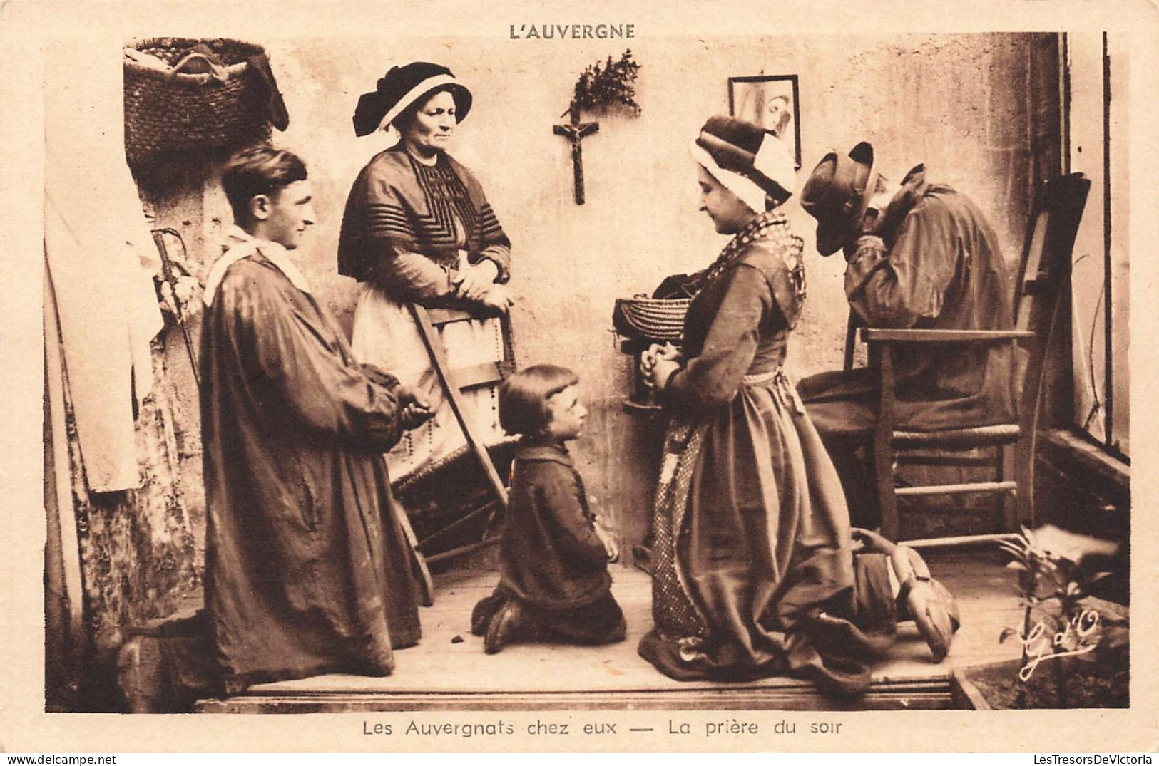 FRANCE - L'Auvergne - Les Auvergnats Chez Eux - La Prière Du Soir - La Famille En Train De Prier -Carte Postale Ancienne - Auvergne