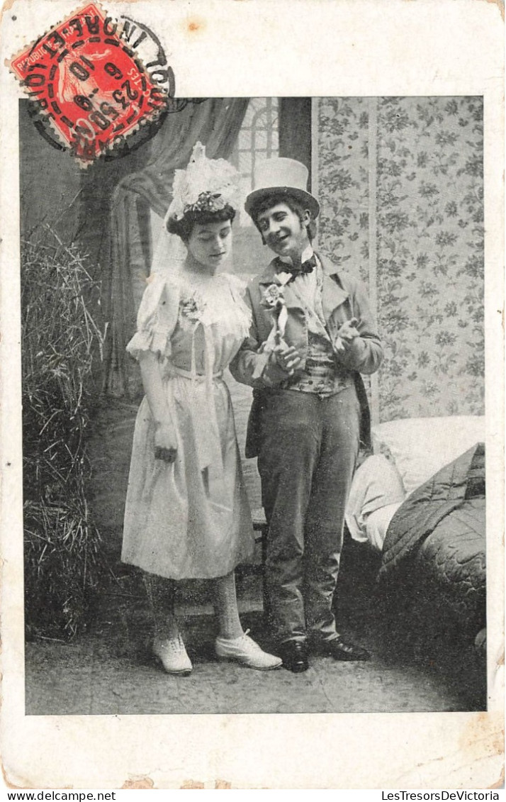 FANTAISIES - Hommes - Un Homme Tenant Un Bouquet De Fleur - Une Femme En Robe Blanche - Carte Postale Ancienne - Hombres