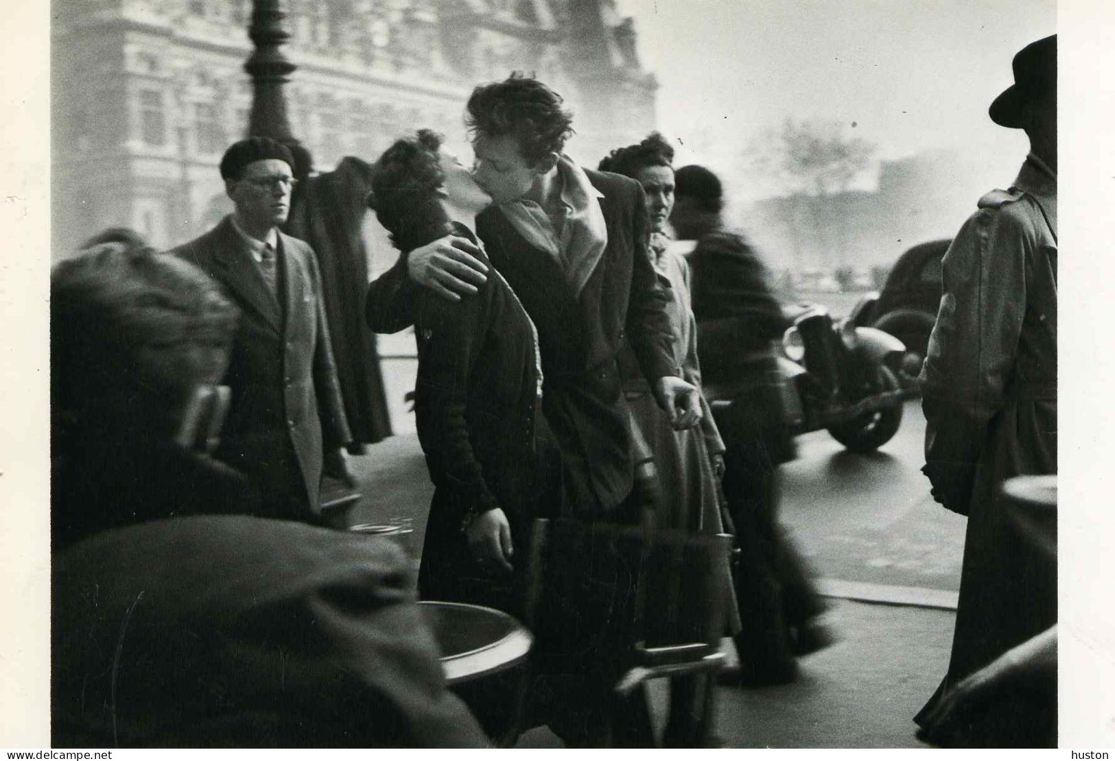 Robert DOISNEAU - Kiss By The Hôtel De Ville - PARIS 1950 - Doisneau