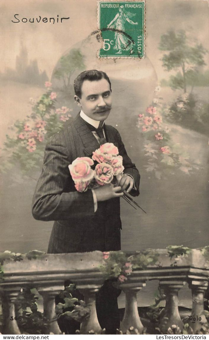 FANTASIES - Hommes - Un Homme Seul Tenant Un Bouquet De Fleur Dans Sa Main - Carte Postale Ancienne - Mannen