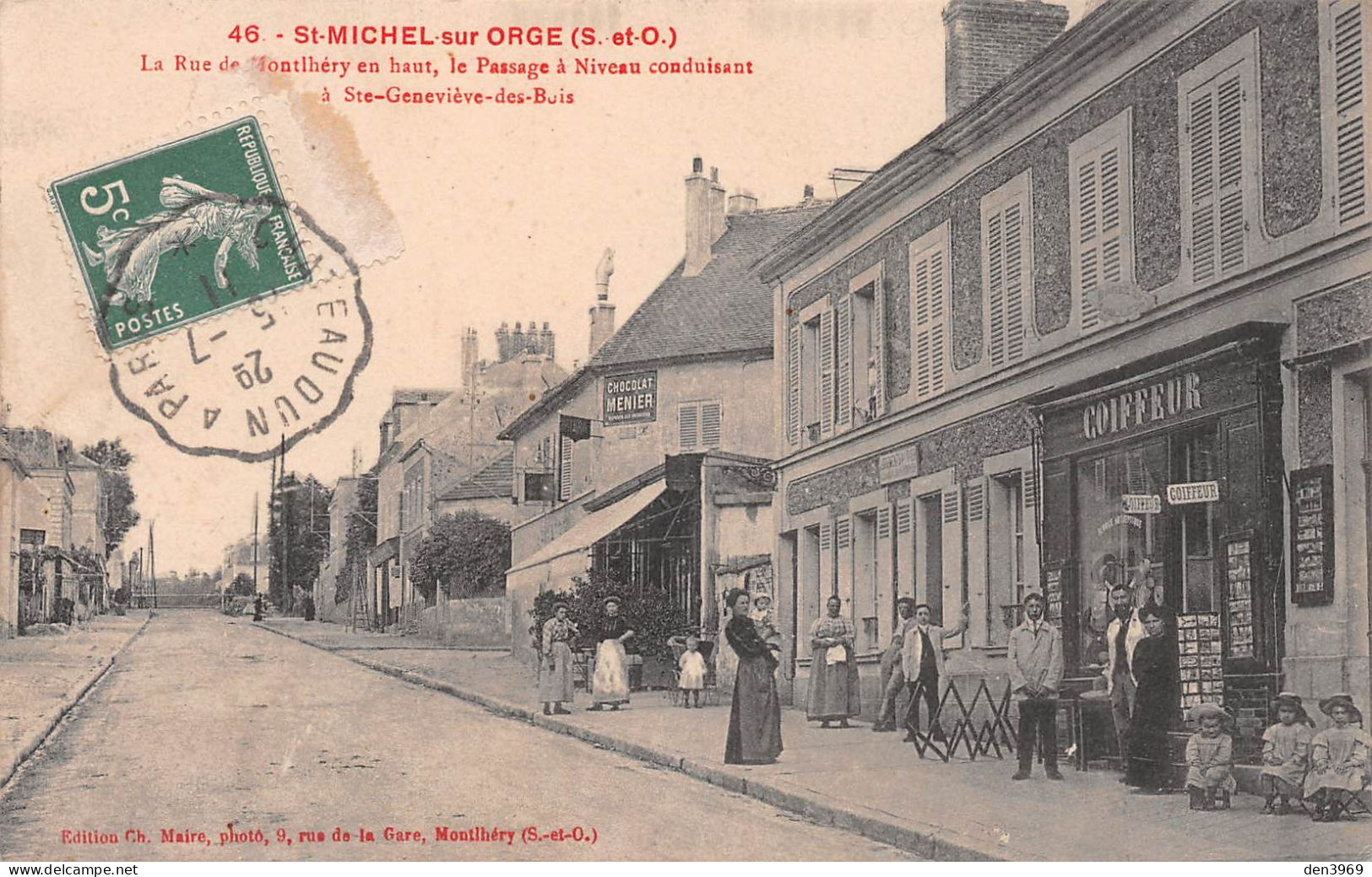 SAINT-MICHEL-sur-ORGE (Essonne) - La Rue De Montlhéry - Coiffeur, Présentoirs à Cartes Postales - Voyagé 1911 (2 Scans) - Saint Michel Sur Orge