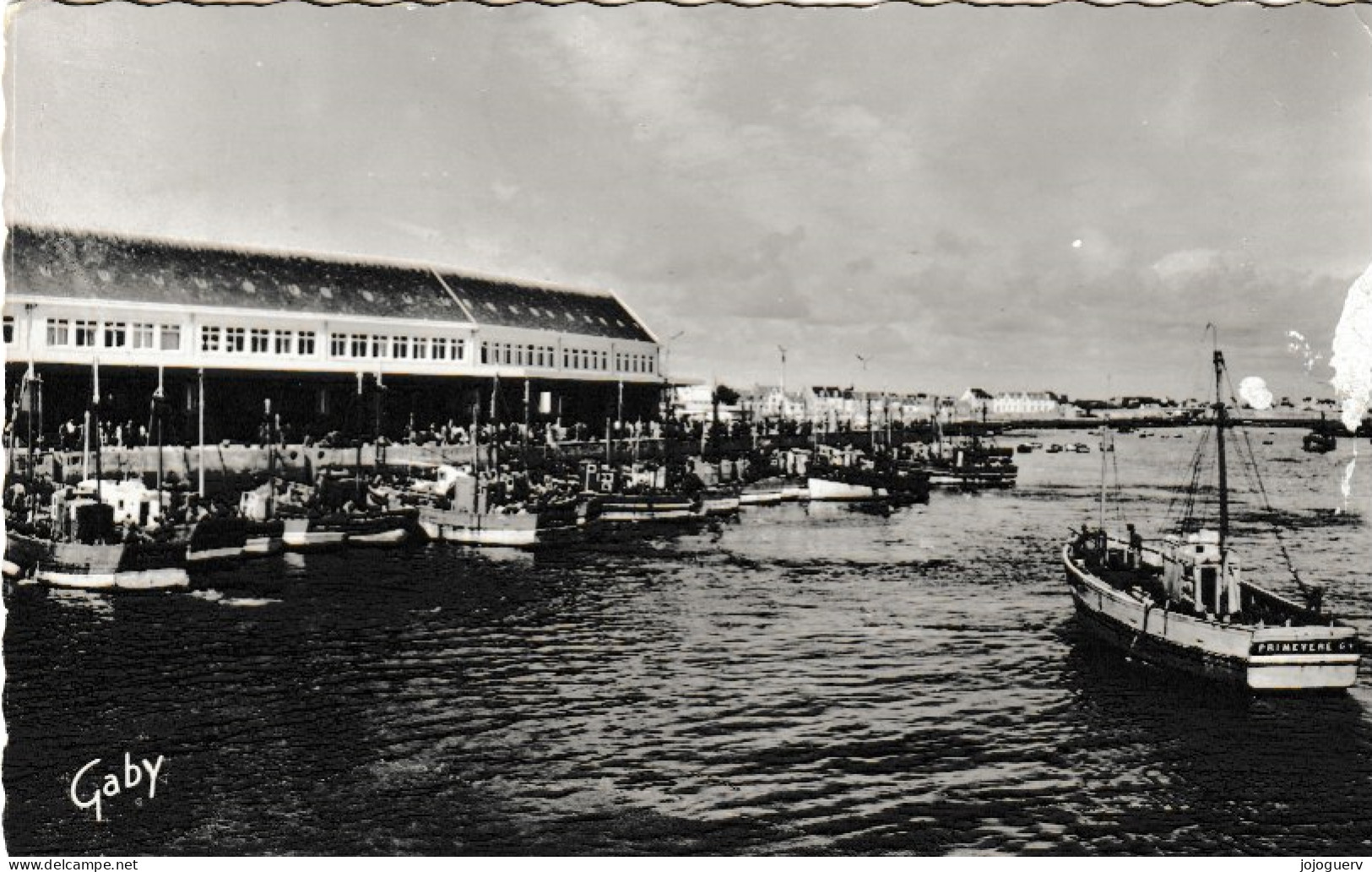 Guilvinec La Criée ( Timbrée En 1964 (ponts Et Chaussées) Bateaux De Pêche Primevère - Guilvinec