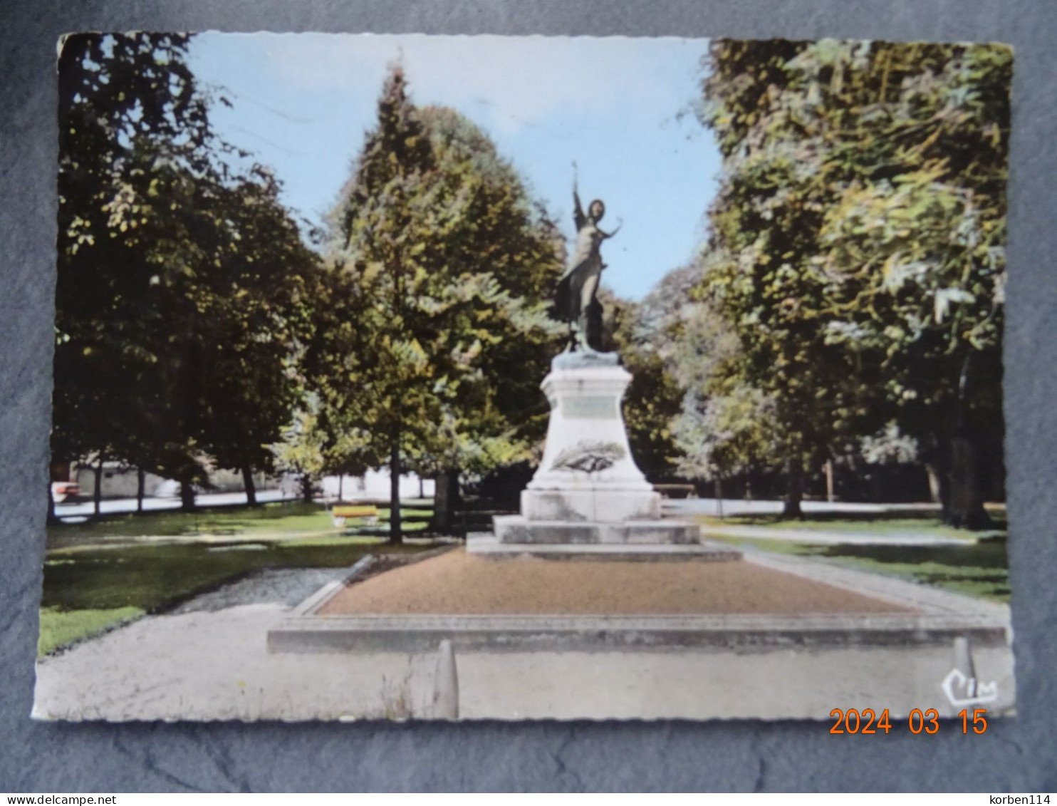 LE MONUMENT ET LES JARDINS - Blanquefort