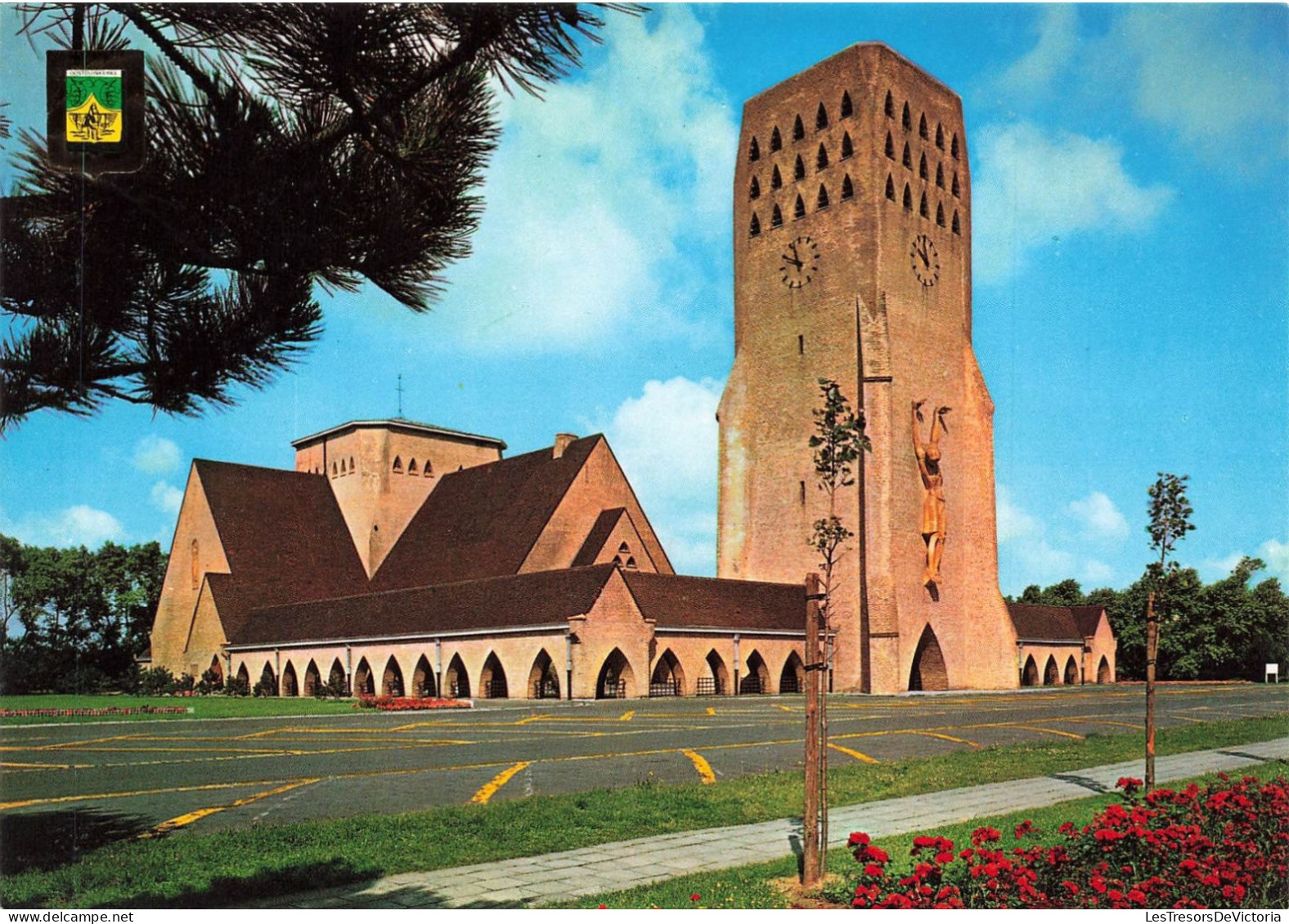 BELGIQUE - Oostduinkerke - St Niklaasker - Sur De L'église St Nicolas - Vue De L'extérieur - Carte Postale - Oostduinkerke