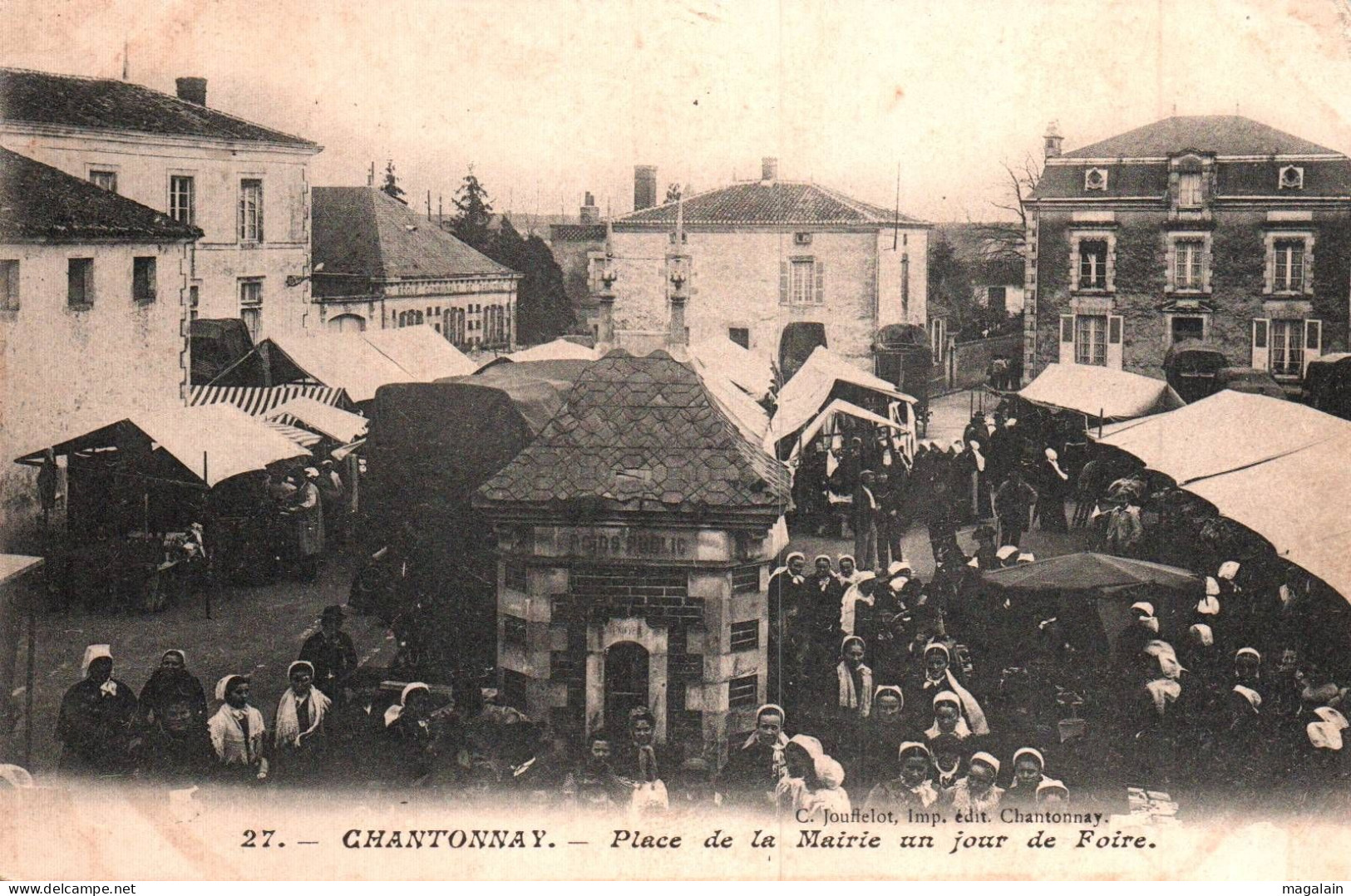 Chantonnay : Place De La Mairie Un Jour De Foire - Chantonnay