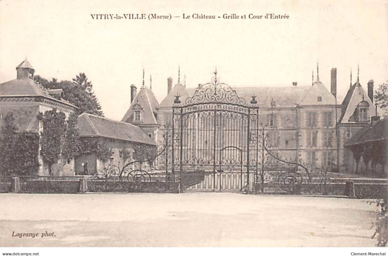 VITRY LA VILLE - Le Château - Grille Et Cour D'Entrée - Très Bon état - Vitry-la-Ville