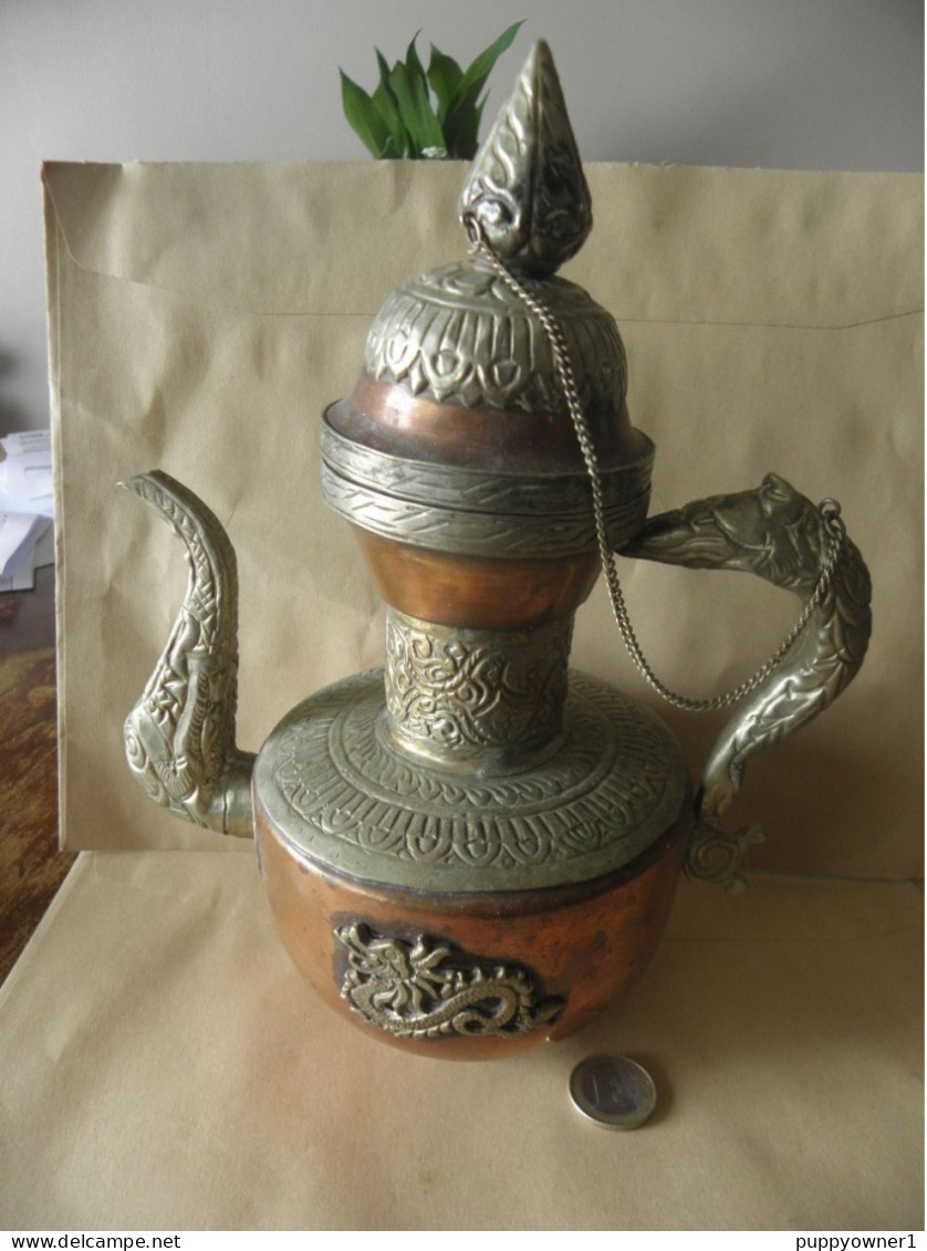 UNE RARE ANCIENNE EN CUIVRE ET MÉTAL BLANC, THÉIÈRE RELIGIEUSE TIBÉTAINE 'NEPAL DRAGON' - Arte Asiatica