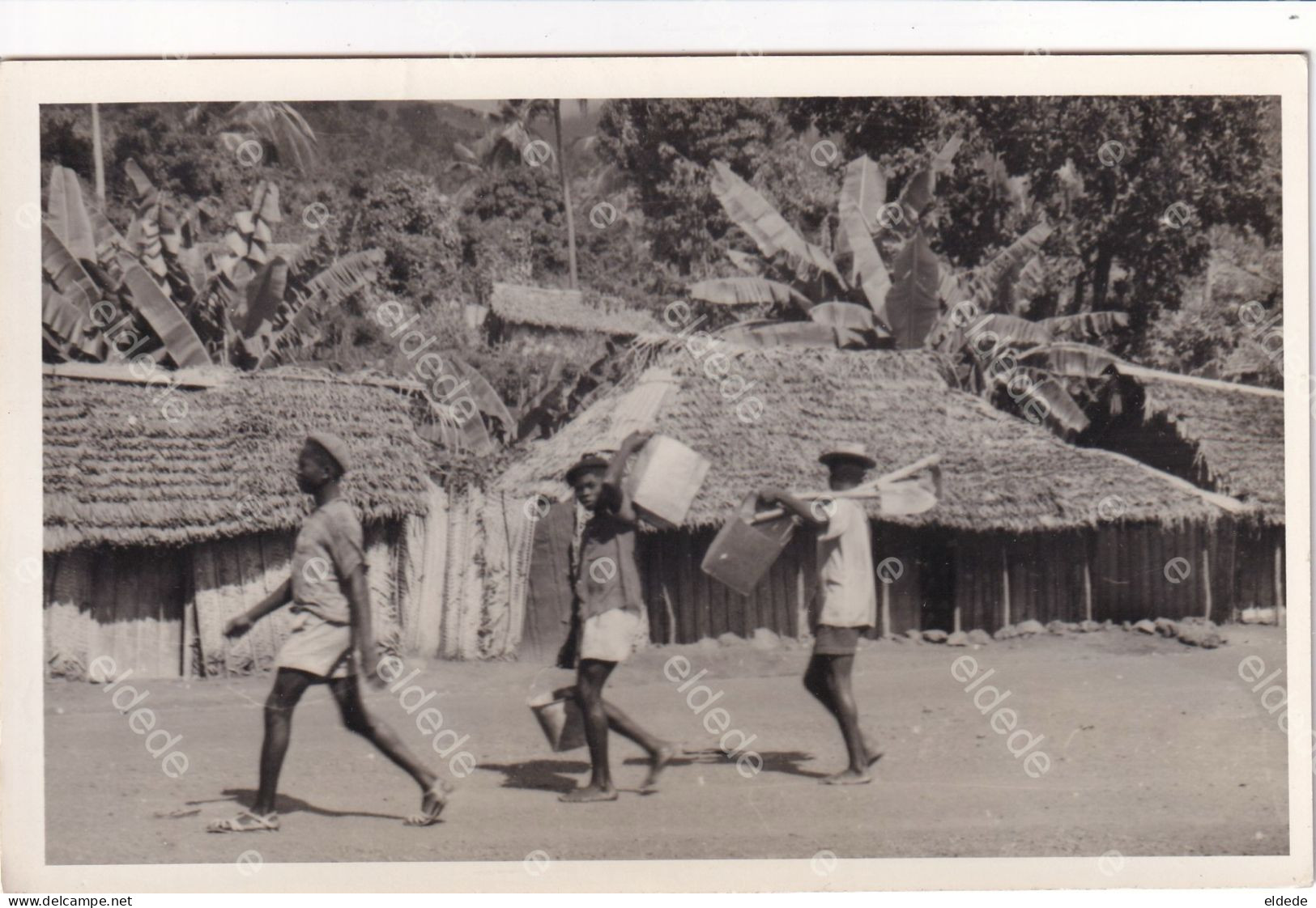 Comores Comoros Real Photo  Grande Comore Natives Near Huts  Ecrite Mutsamudou 1961 Non Timbrée - Komoren