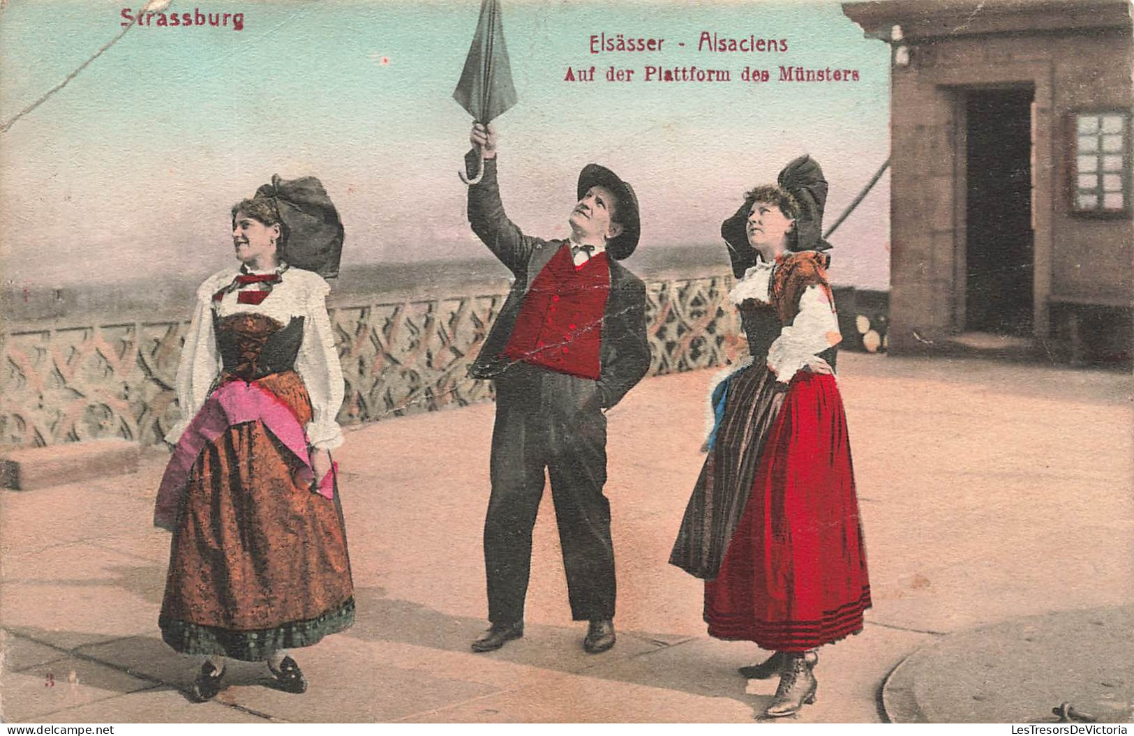 FOLKLORE - Alsaciens - Auf Der Plattform Des Münsters - Costumes Traditionnels - Carte Postale Ancienne - Personnages