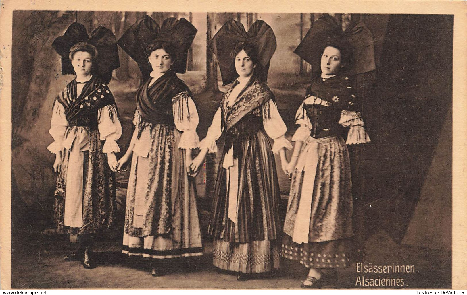 FOLKLORE - Alsaciennes - Tenues Traditionnelles - Costume - Carte Postale Ancienne - Personnages
