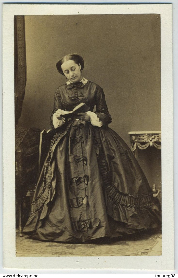 CDV 1860. Mme Bineau En Pose Par Disdéri à Paris. Noblesse. - Alte (vor 1900)