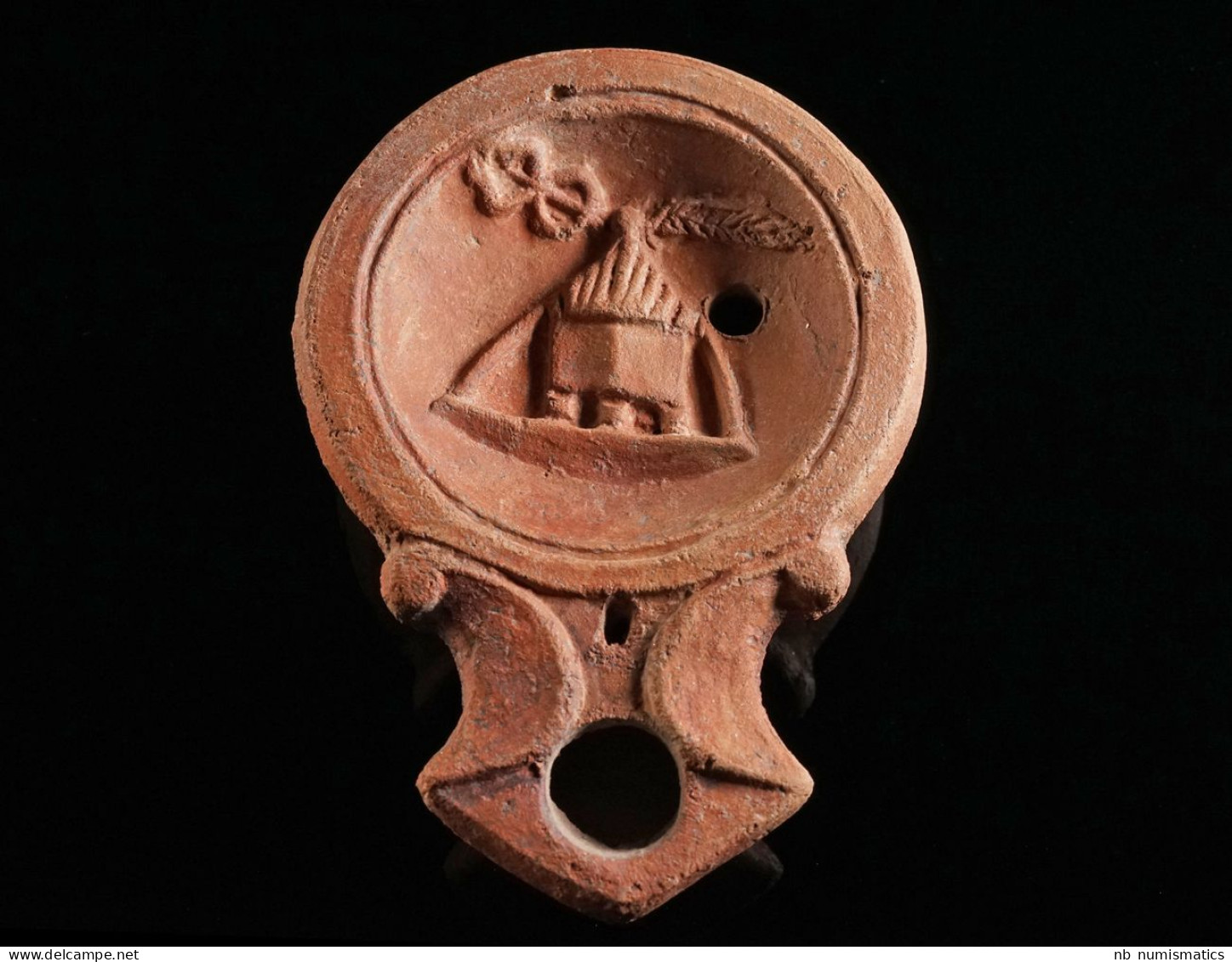 A Roman Terracotta Oil Lamp With A Cista/altar - Archaeology