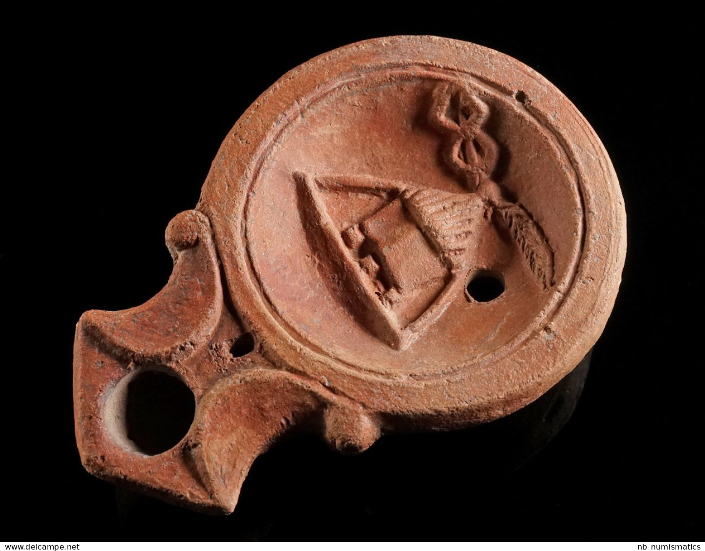 A Roman Terracotta Oil Lamp With A Cista/altar - Archéologie
