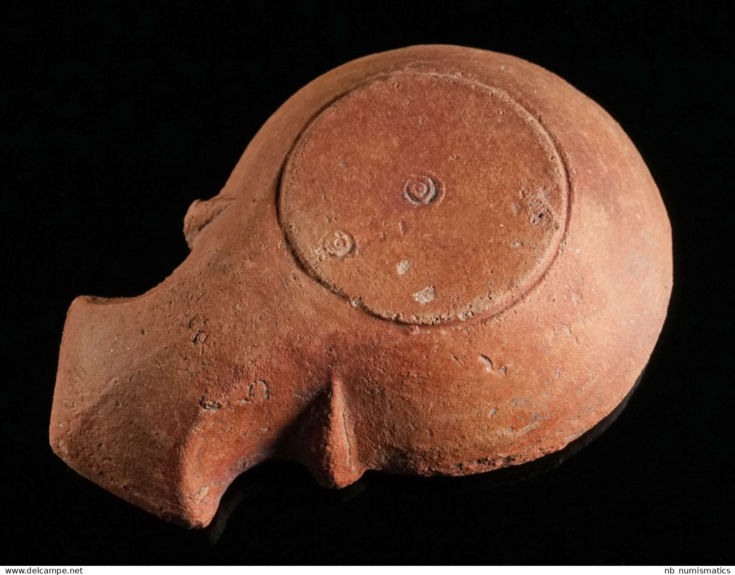 A Roman Terracotta Oil Lamp With A Cista/altar - Archaeology