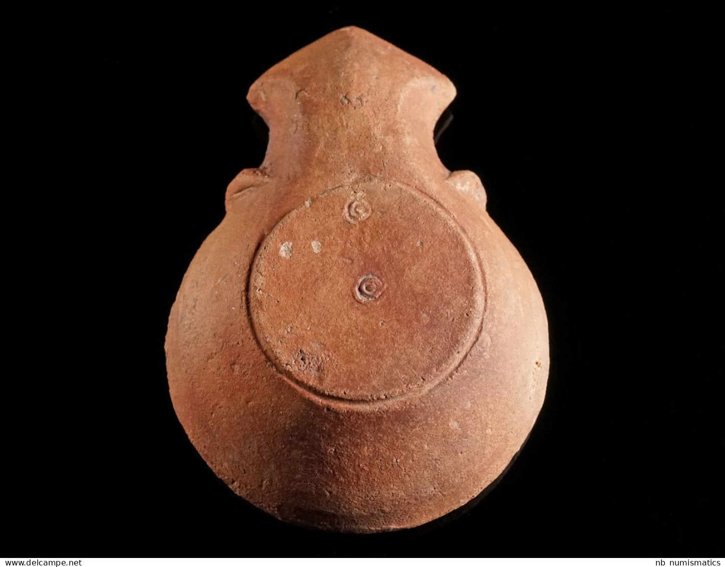 A Roman Terracotta Oil Lamp With A Cista/altar - Archaeology