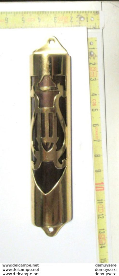 Lade B -10-5- -Een Vintage Metalen Mezoeza Gemaakt In Israël.- Une Mezouza En Métal Vintage Fabriquée En Israël - Religión & Esoterismo