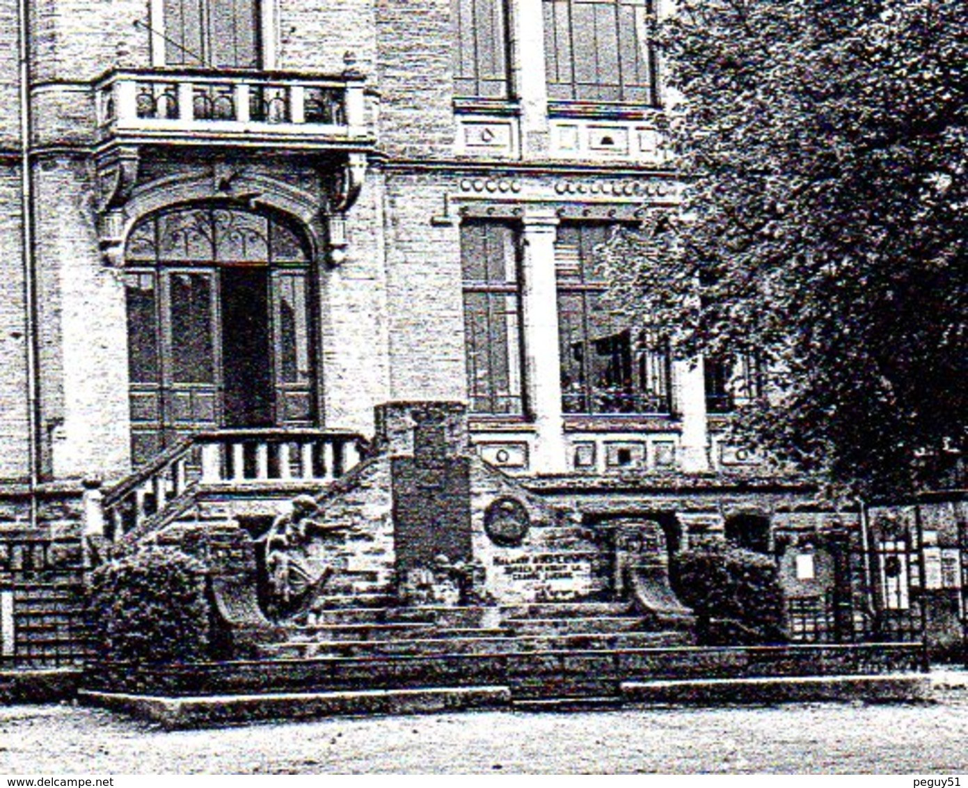 Halanzy (Aubange). L'ancien Hôtel De Ville Et Le Monument Aux Morts (1914-18) - Aubange