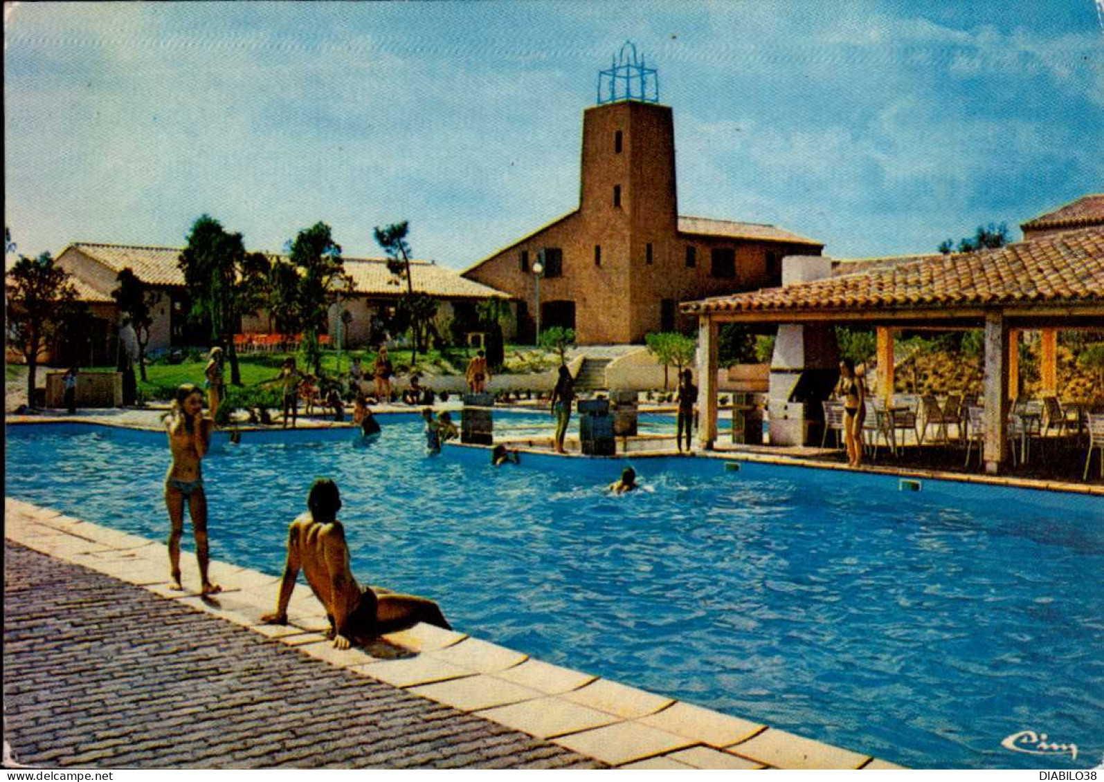 ROQUEBRUNE-SUR-ARGENS     ( VAR )  DOMAINE DES BAUX  .  LA PISCINE ET LE CENTRE COMMERCIAL - Roquebrune-sur-Argens