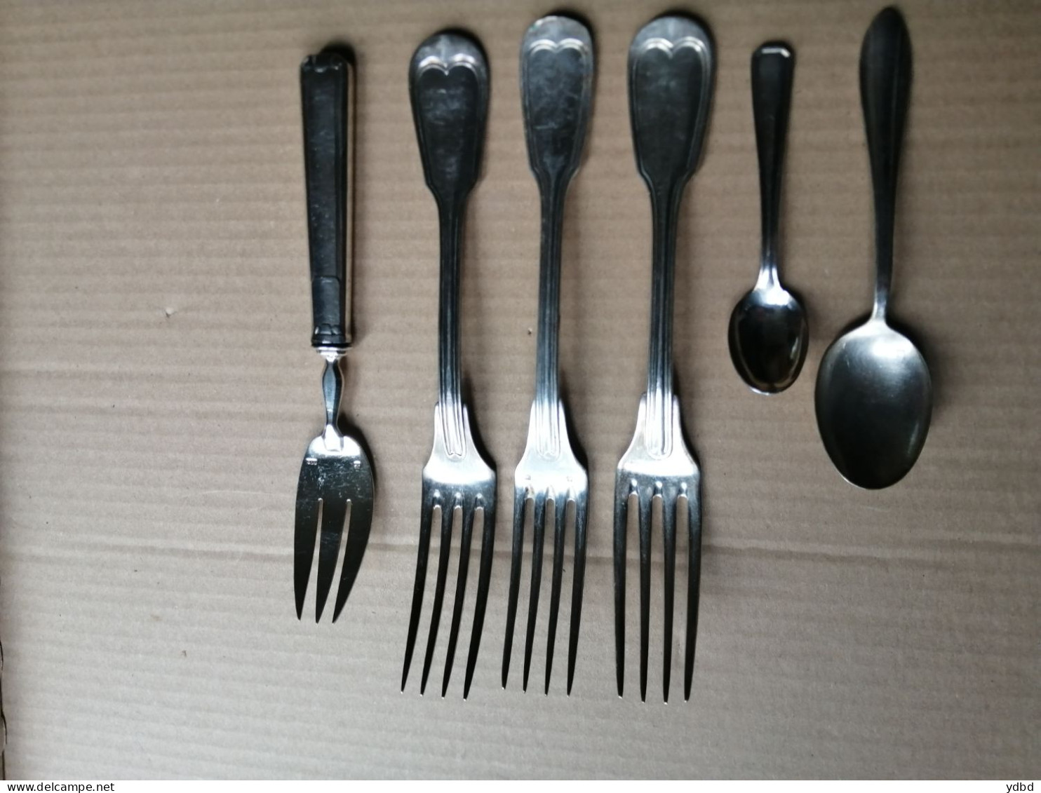 UN LOT DE COUVERTS EN METAL ARGENTE - Silverware