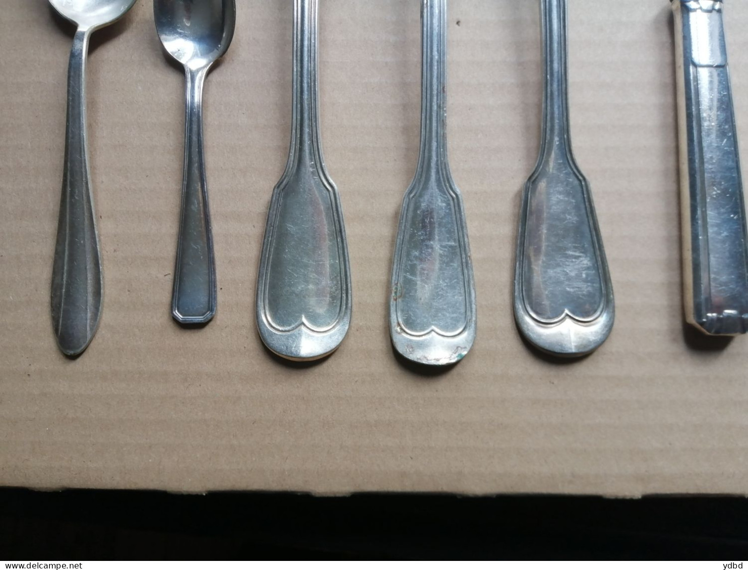 UN LOT DE COUVERTS EN METAL ARGENTE - Silverware