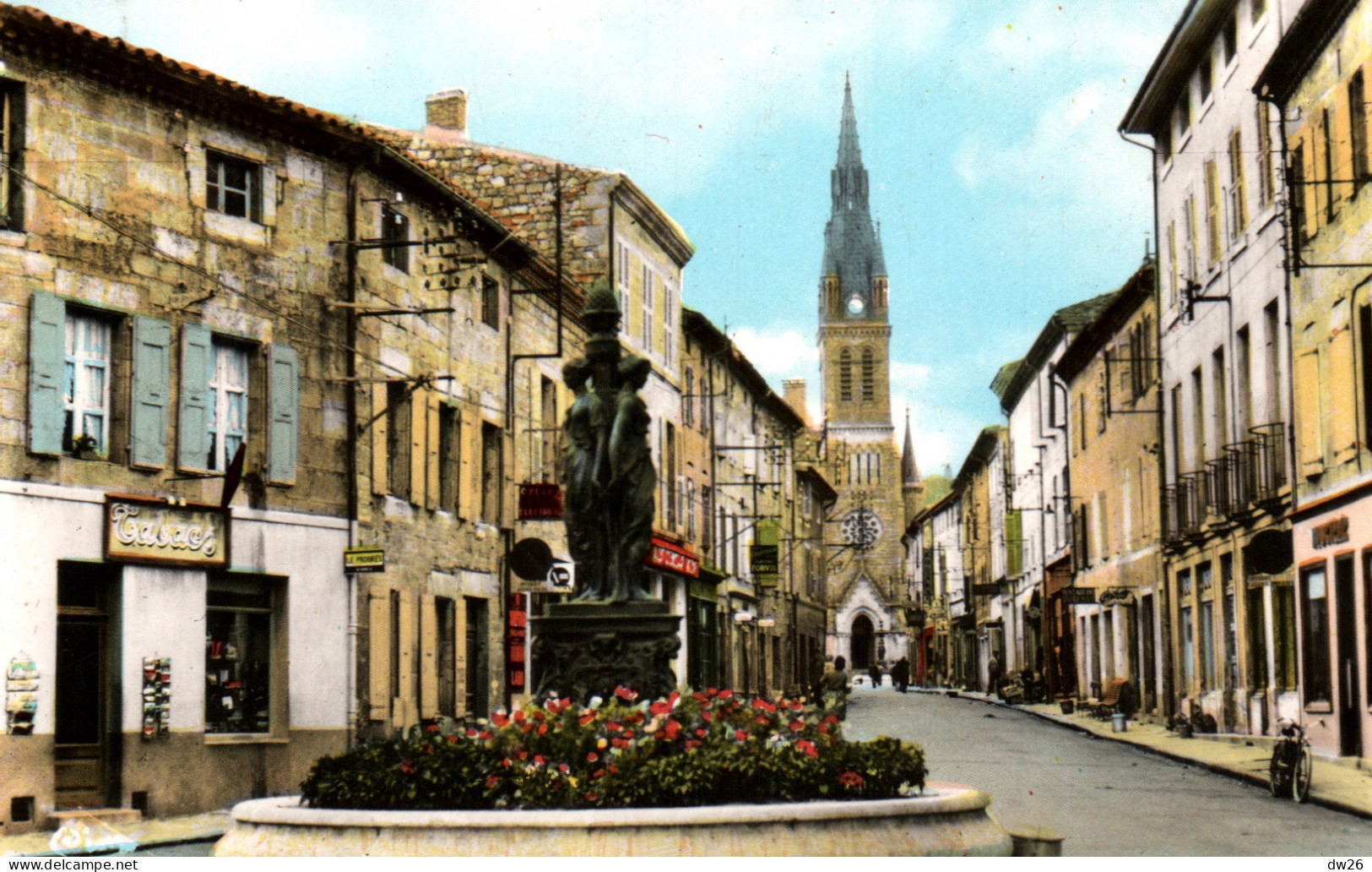 Vernoux-en-Vivarais (Ardèche) La Rue Simon Vialet, Fontaine, Tabac - Edition Combier - Carte CIM Colorisée, N° 11 - Vernoux