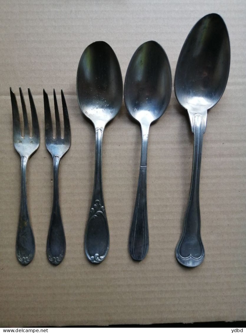 UN LOT DE COUVERTS EN METAL ARGENTE - Silverware