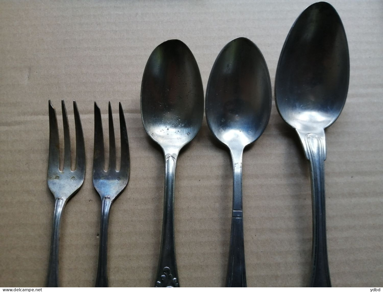 UN LOT DE COUVERTS EN METAL ARGENTE - Silverware