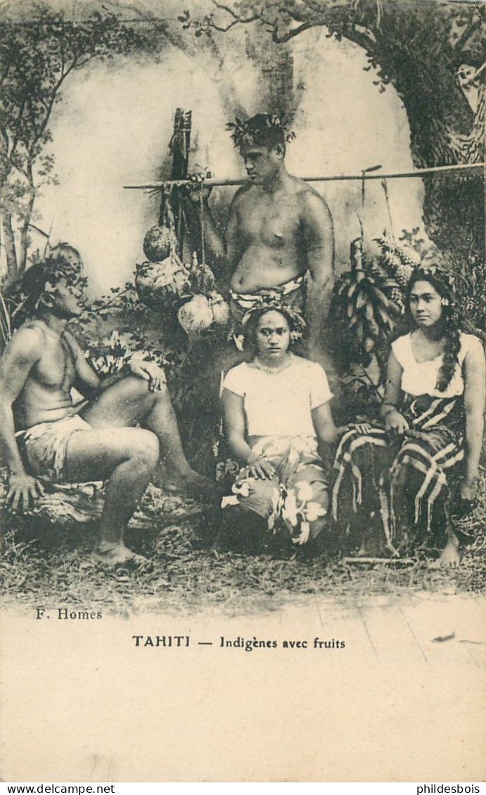 TAHITI   Indigenes Avec Fruits - Polynésie Française