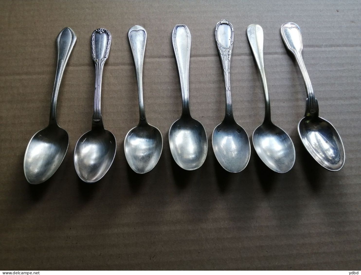 UN LOT DE 7 PETITES CUILLERES EN METAL ARGENTE - Silverware