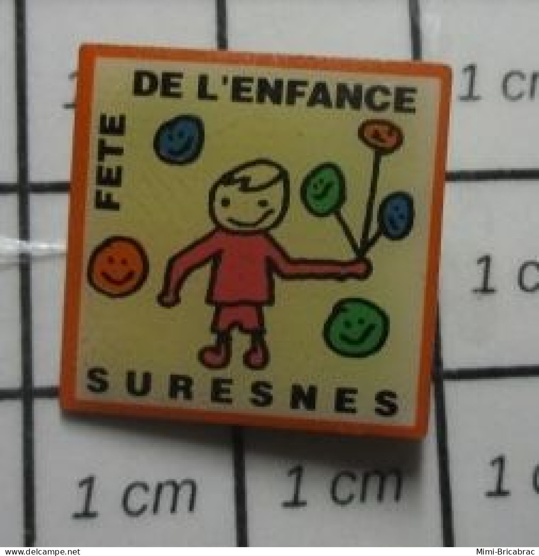 511C Pin's Pins / Beau Et Rare / VILLES / SURESNES FETE DE L'ENFANCE ENFANT AVEC BALLONS - Levensmiddelen