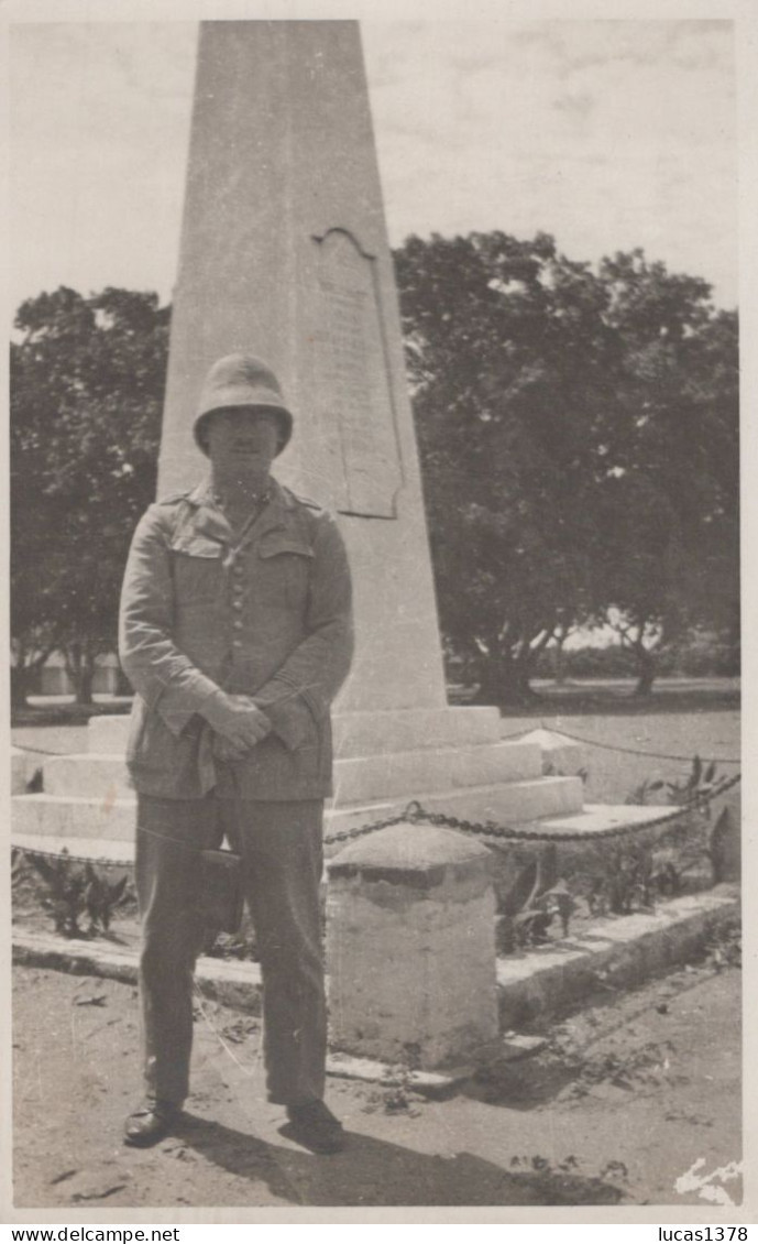 AFRIQUE / NIGER SANS DOUTE / TRES BELLE CARTE PHOTO /  SOLDAT DEVANT MONUMENT AUX MORTS A SITUER - Niger