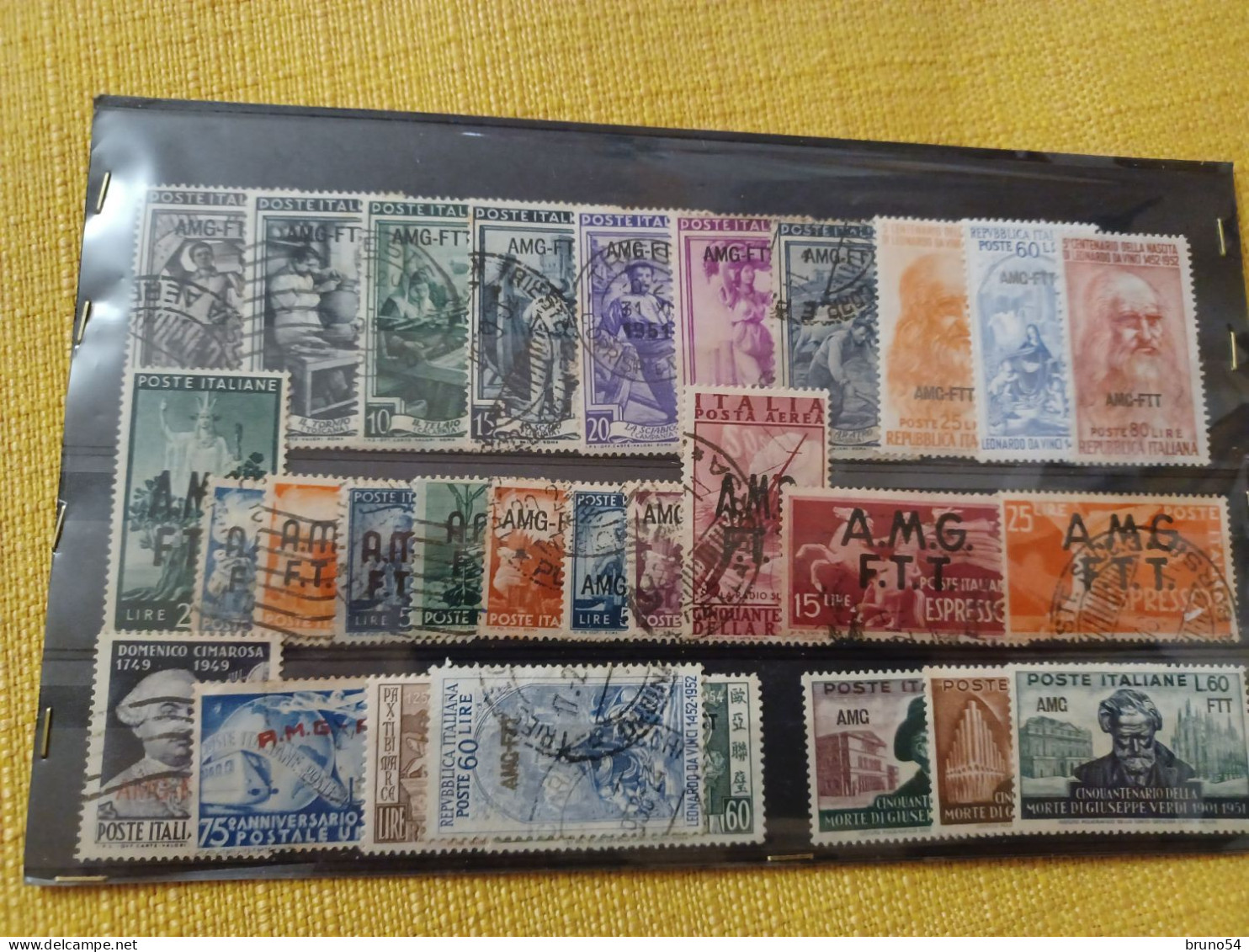collezione di circa 750 francobolli italiani