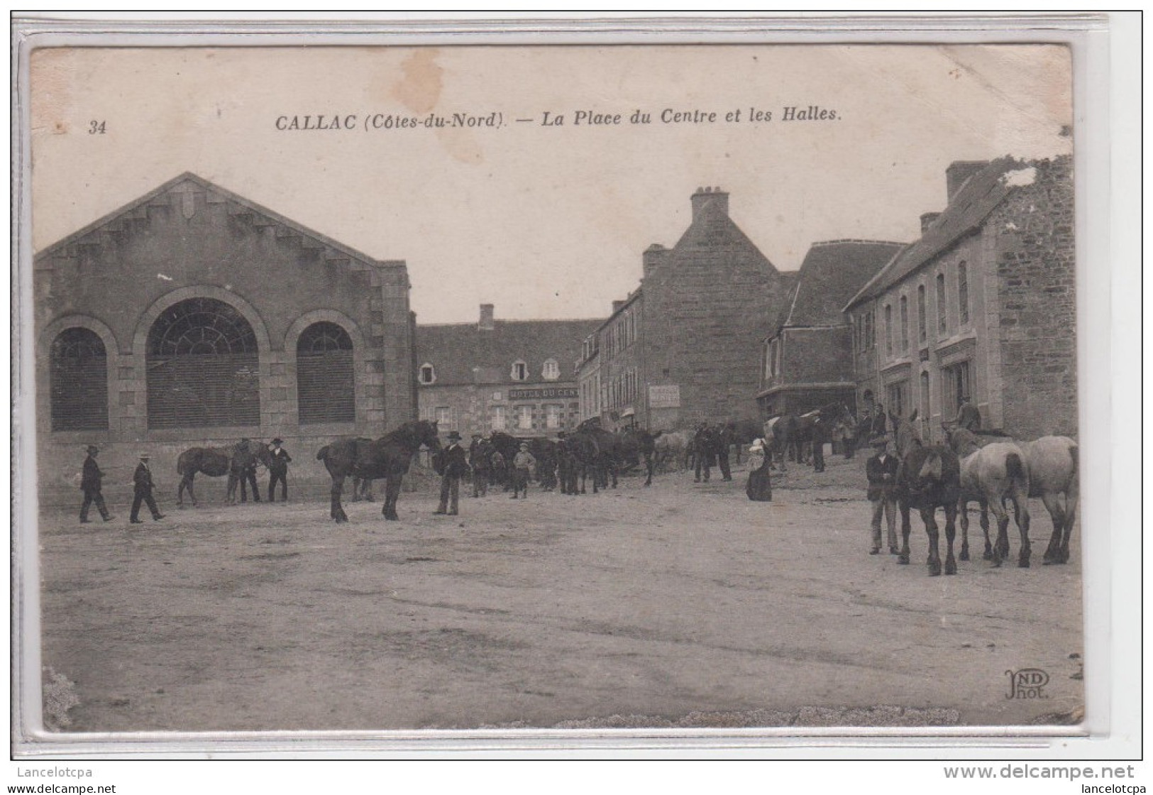 22 - CALLAC / LA PLACE DU CENTRE ET LES HALLES - Callac