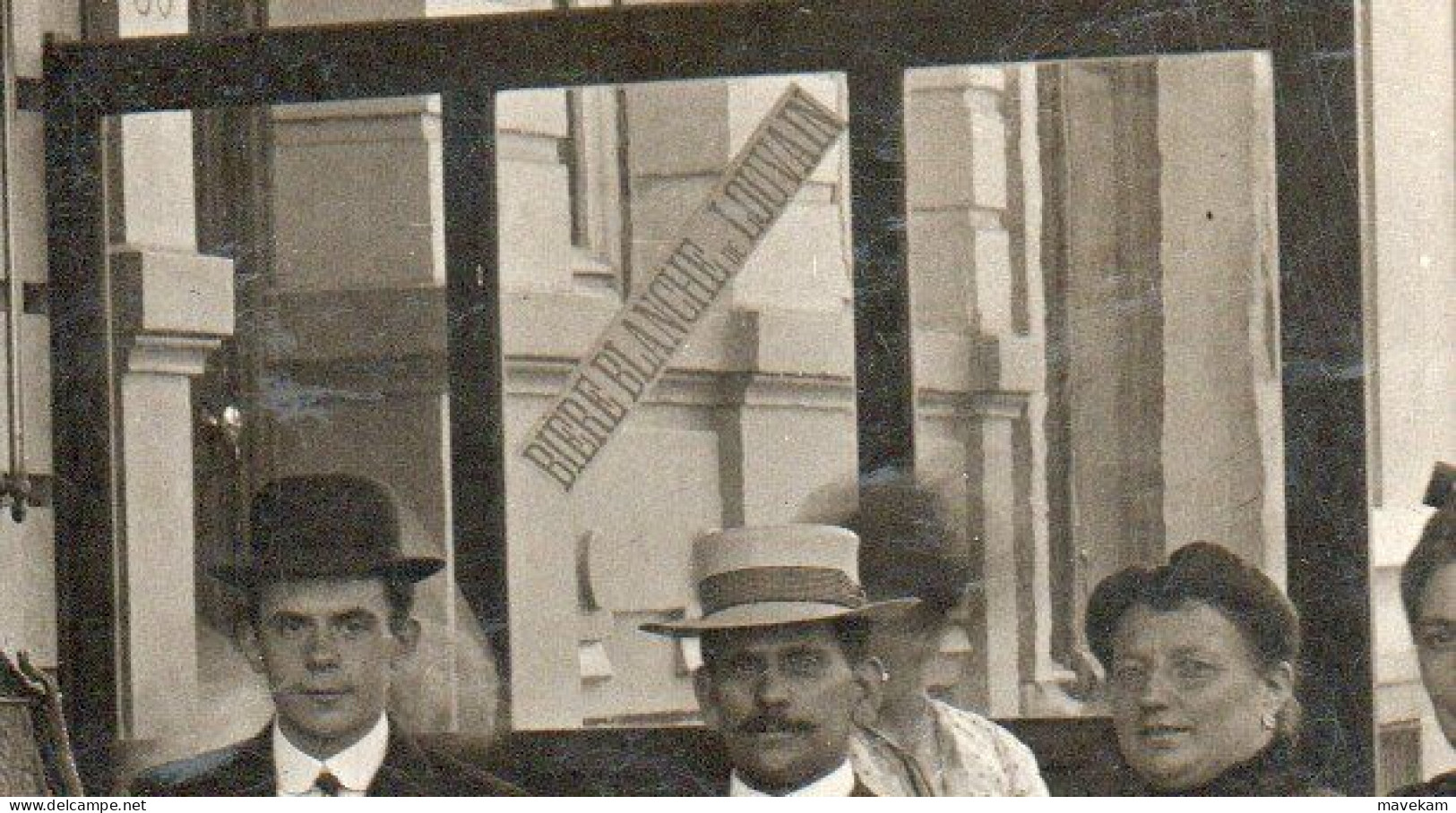 Cpa  Photo Belgique  " Groupe De Personnes à La Terrasse D'un Café - Publicité Bière Blanche De LOUVAIN " - Cafés