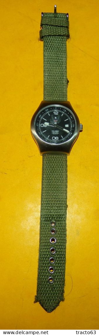 ARMEE AMERICAINE U.S : MONTRE US ARMY , WATER RESISTANT 50 METRES , AU DOS "THIS WE'LL DEFEND , SWISS MOVEMENT , ALL STA - Equipement