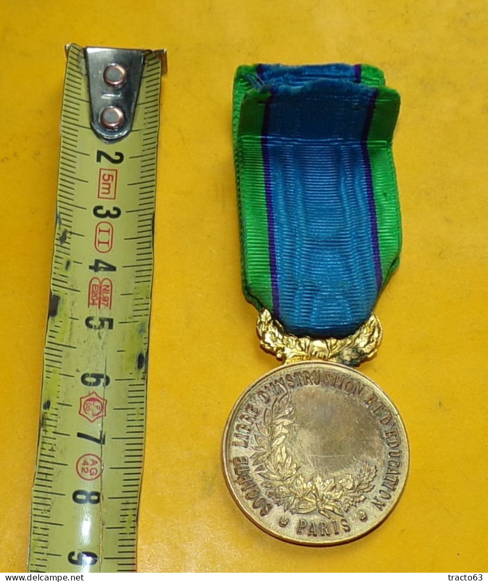 Médaille De La Société Libre D'Instruction Et D'Education De Paris ,LETTRES . SCIENCES . ARTS ,   BON ETAT VOIR PHOTOS - Francia