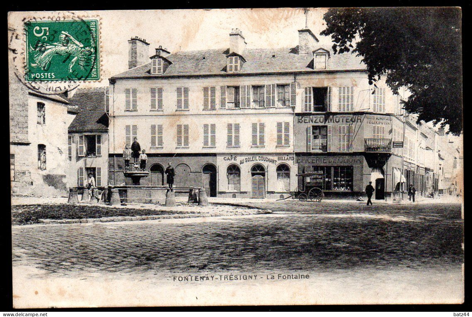 Fontenay - Trésigny La Fontaine . Une Place Enseignes Benzo Moteur Produits Alimentaires Chocolat Felix Potin ... - Fontenay Tresigny