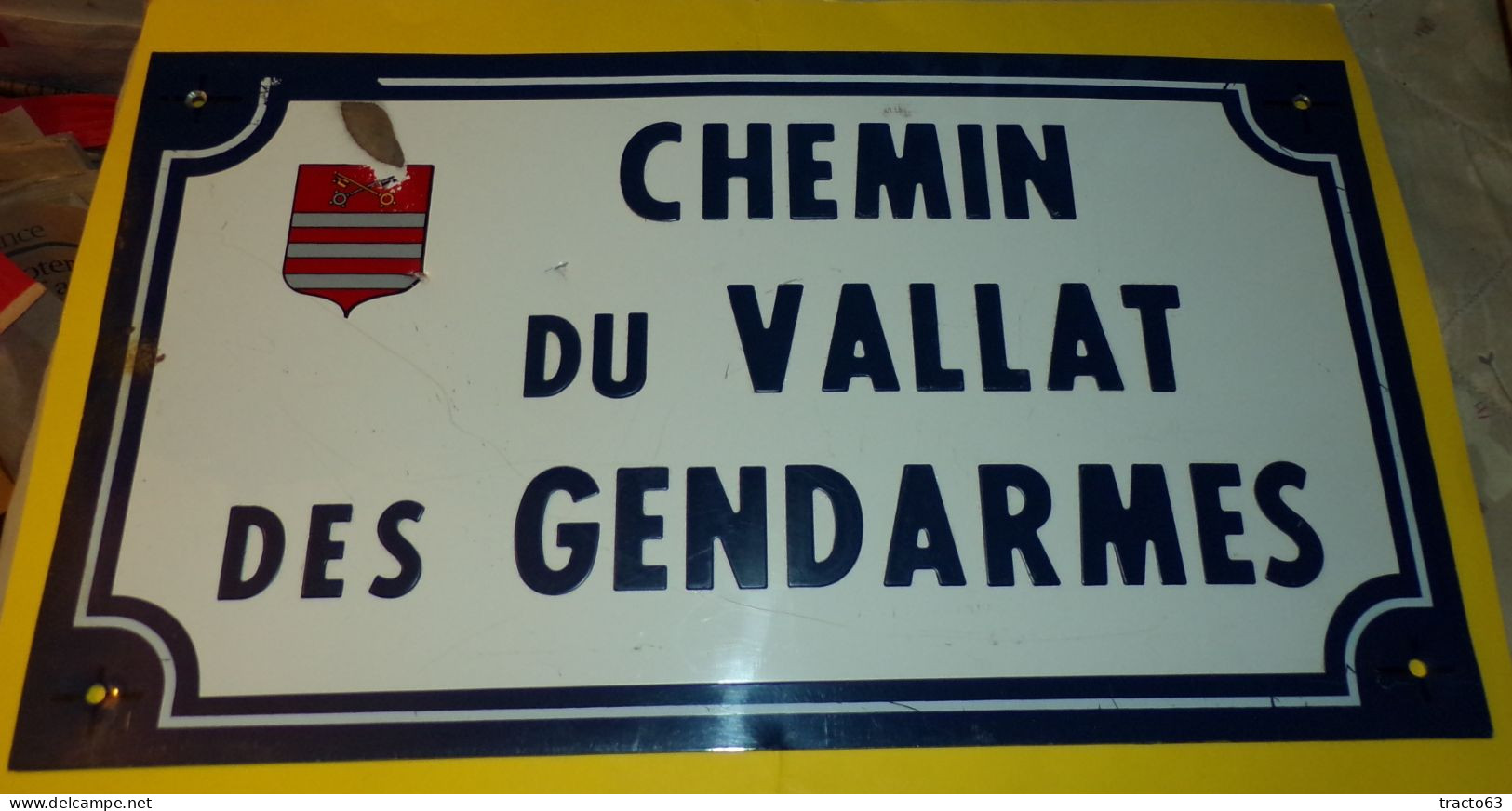 PLAQUE DE RUE EN TOLE GALVANISEE  " CHEMIN DU VALLAT DES GENDARMES " DIMENSIONS ET ETAT VOIR PHOTOS. POUR TOUT RENSEIGNE - Equipement