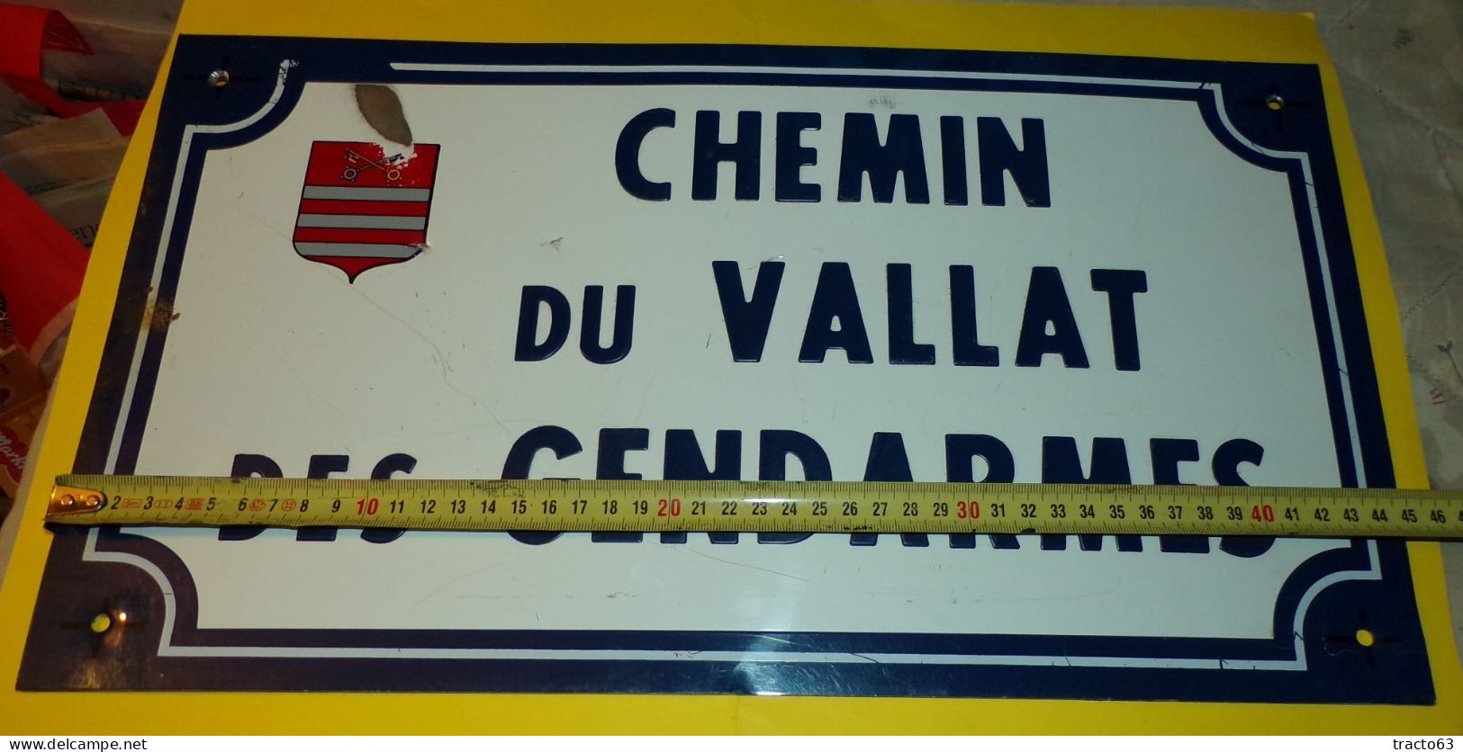 PLAQUE DE RUE EN TOLE GALVANISEE  " CHEMIN DU VALLAT DES GENDARMES " DIMENSIONS ET ETAT VOIR PHOTOS. POUR TOUT RENSEIGNE - Equipement