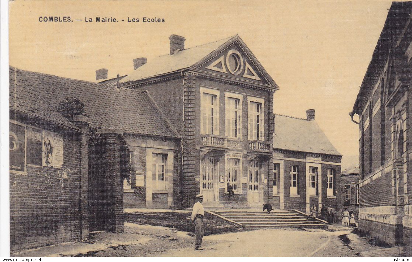 Cpa ( Toilée )-80- Combles -personnages- Mairie , Ecoles - Combles