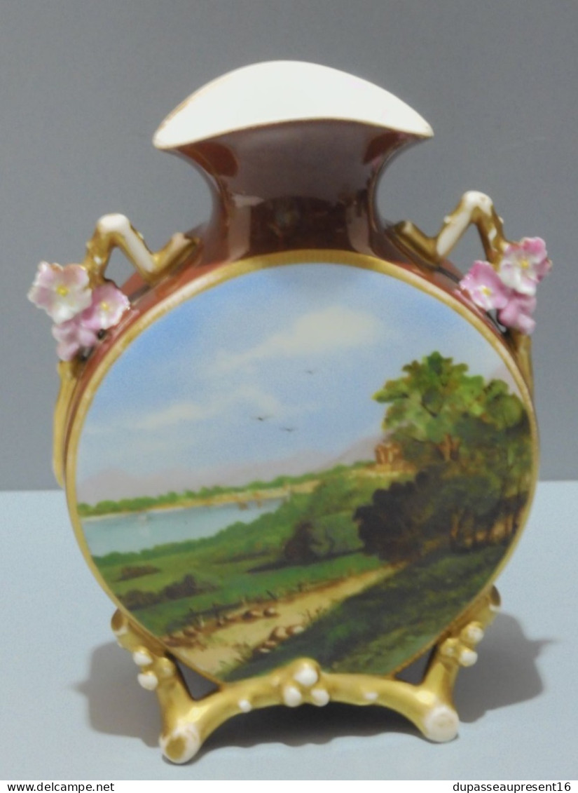 -JOLI VASE NAPOLEON III PORCELAINE FORME ORIGINALE Décors Peints FLEURS  E - Autres & Non Classés