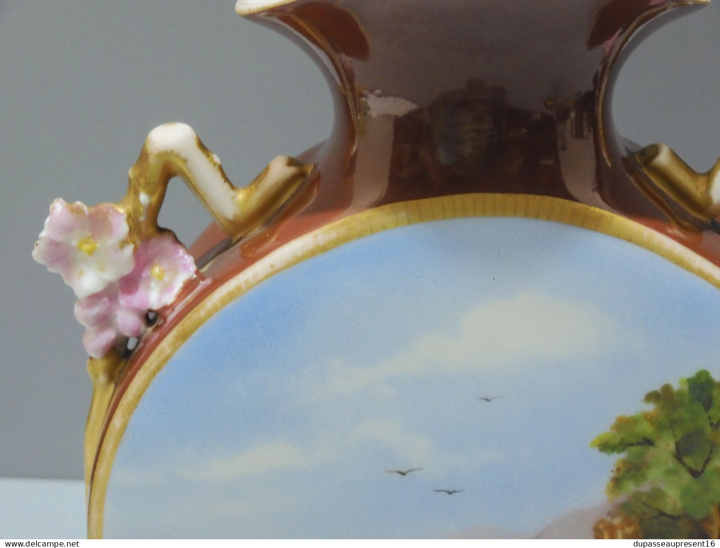 -JOLI VASE NAPOLEON III PORCELAINE FORME ORIGINALE Décors Peints FLEURS  E - Autres & Non Classés