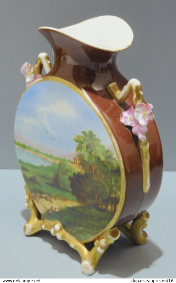 -JOLI VASE NAPOLEON III PORCELAINE FORME ORIGINALE décors peints FLEURS  E