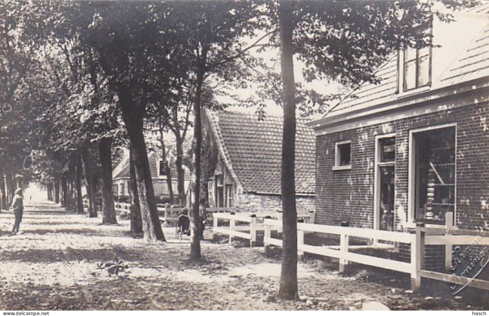 486057Schiermonnikoog, Boven De Deur Staat: M. Boekhout In Etalage Ansichtkaarten.  (Fotograaf Piet Kramer (zie Rech - Schiermonnikoog