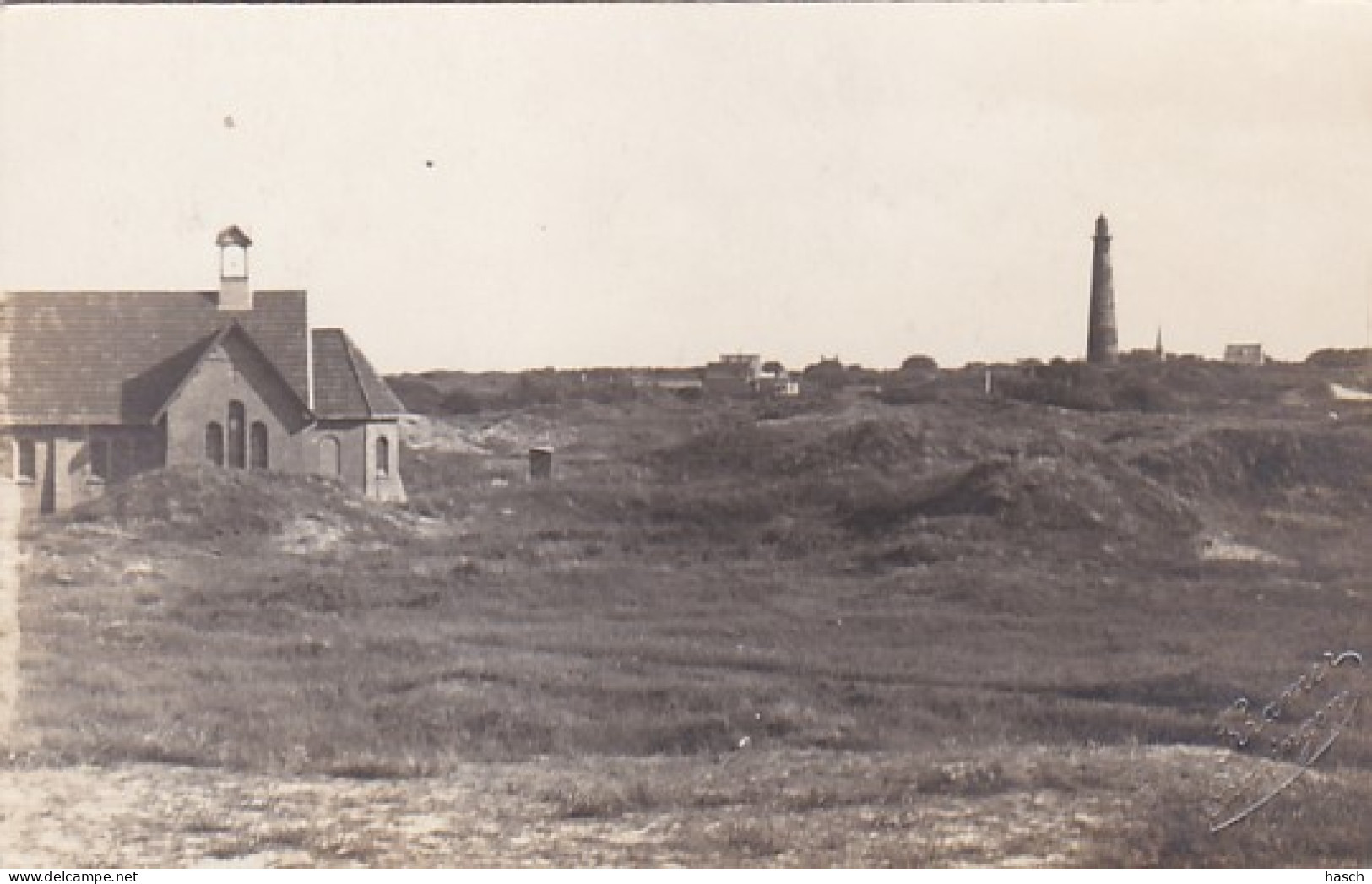 486058Schiermonnikoog, Rooms Katholieke Kapel Met Vuurtoren. (Fotograaf Piet Kramer (zie Rechtsonder) Foto - Schiermonnikoog