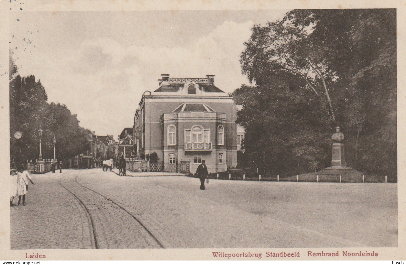 4893528Leiden, Wittepoortsbrug Standbeeld Rembrand Noordeinde. 1915.  - Leiden