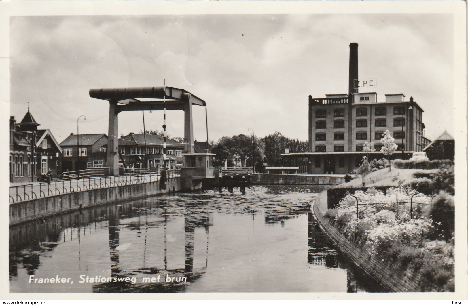 4893697Franeker, Stationsweg Met Brug. (FOTOKAART) (Doordruk Stempel, Vouw In De Bovenkant)  - Franeker