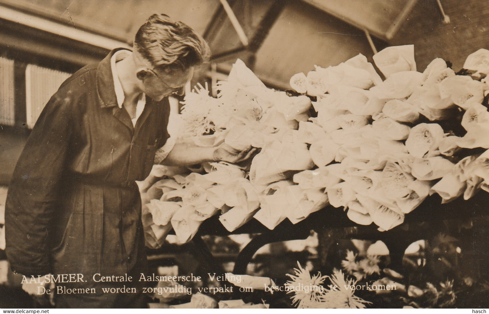 489294Aalsmeer, Centrale Aasmeersche Veiling De Bloemen Worden Zorgvuldig Verpakt. (FOTOKAART)  - Aalsmeer