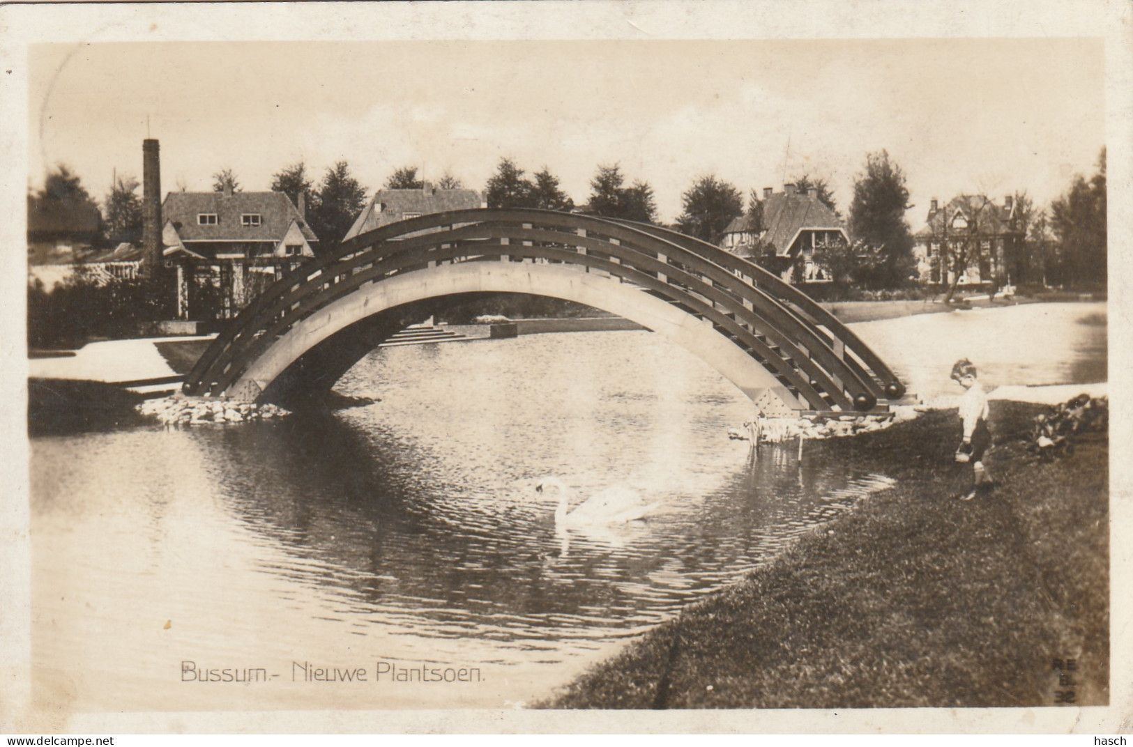 4892207Bussum, Nieuwe Plantsoen. (FOTOKAART) (Doordruk Stempel, Rechtsonder Een Vouw)   - Bussum