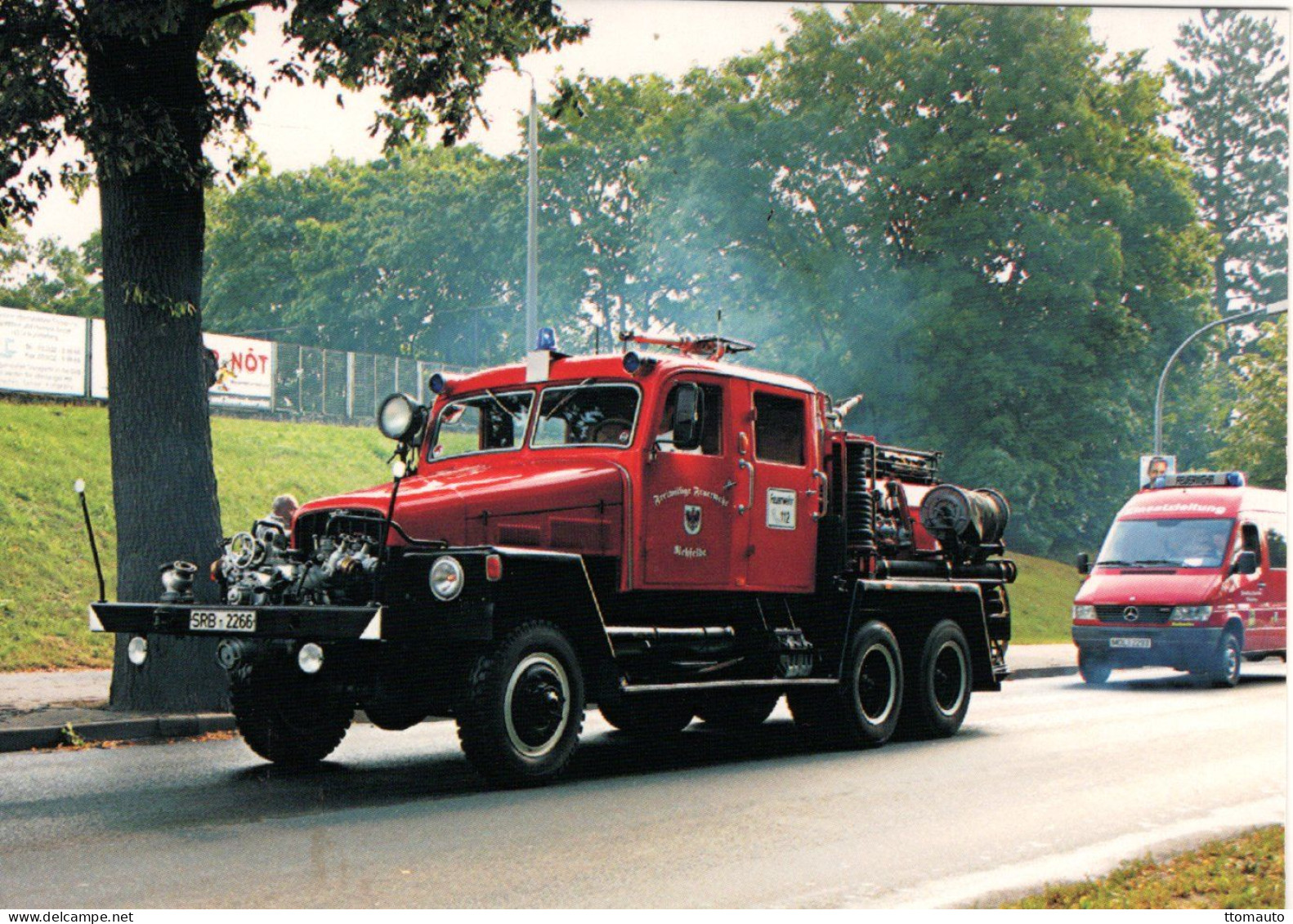 IFA G5 Tankloschfahrzeug Mit Mannschaftskabine Der Freiwilligen Feuerwehr Im Festumzug En 2004  - CPM - Transporter & LKW